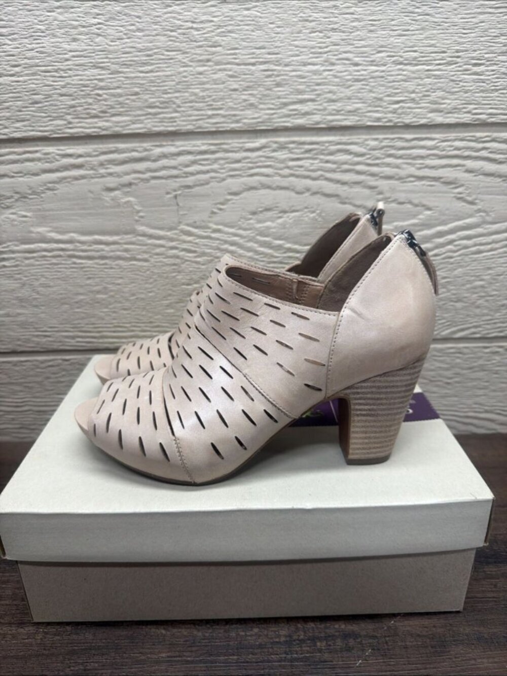 Clarks Artisan Okena Sass Tan Leather Laser Cut Booties Women's Shoes 8.5m